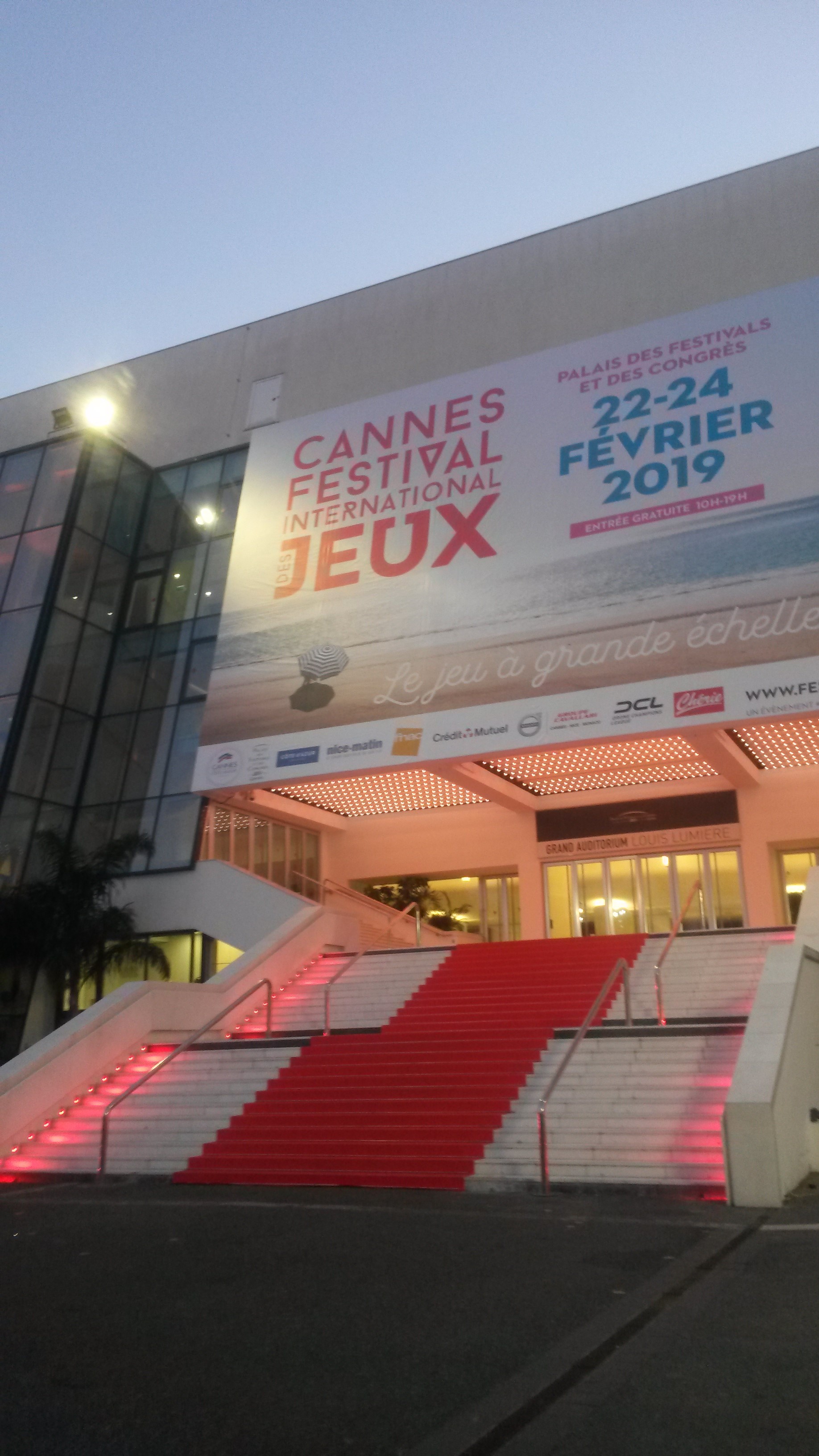 Le palais des festivals à la tombée de la nuit