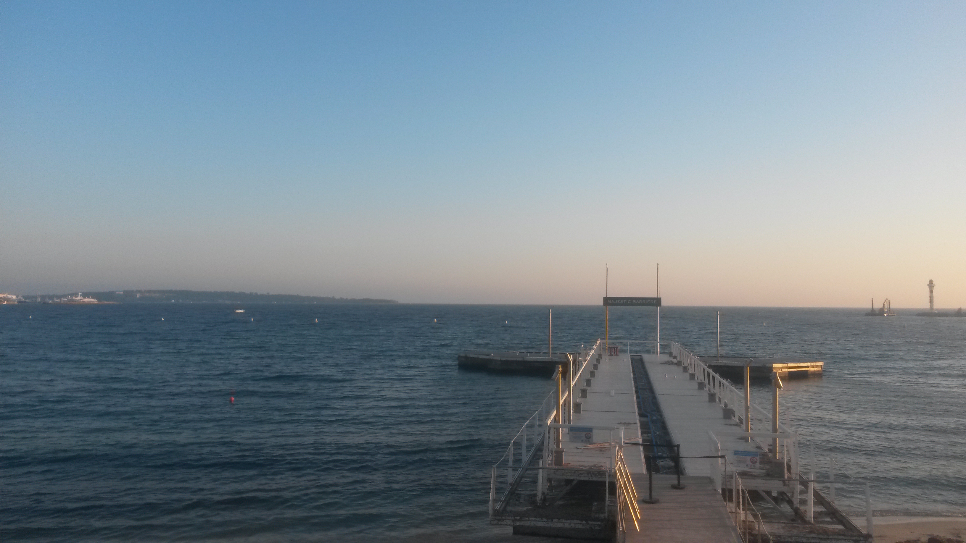 When night falls on Cannes