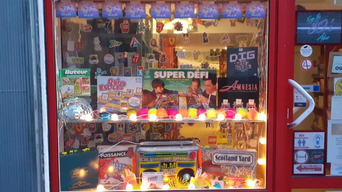At nightfall the 80's light up!